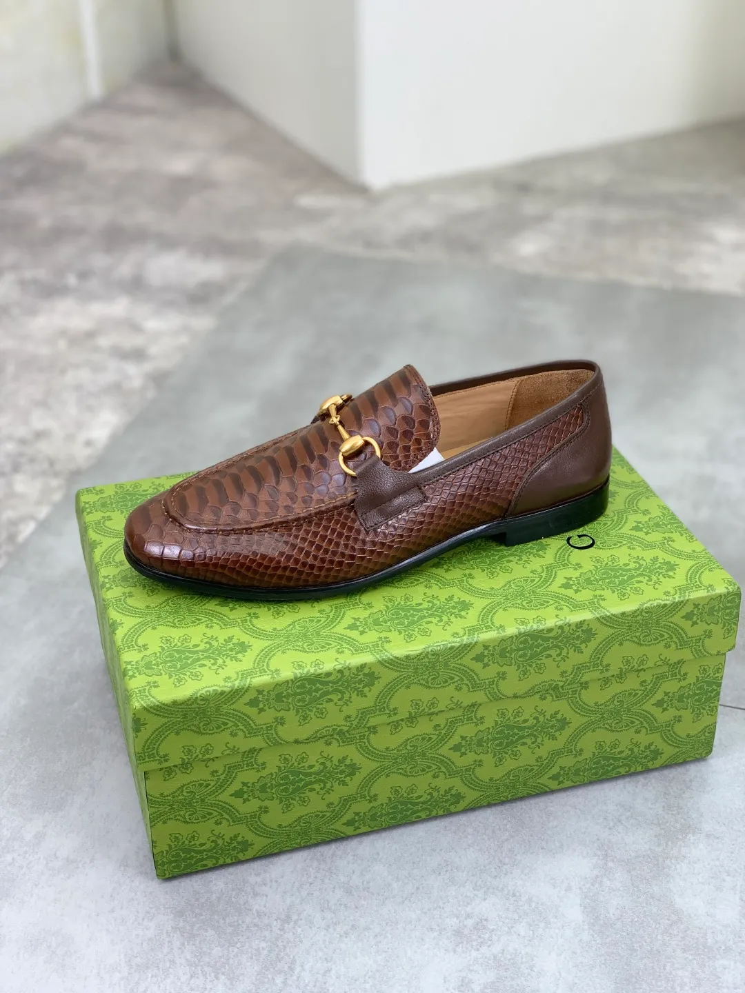 Men's Men's Shoes💰P580💰【New Style】Water-dyed Niuli Gucci's most popular selection of lazy slip-on leather shoes (Gucci) official website latest Gucci lazy leather shoes, hot style 💥 simple and elegant style, exclusive for trendy men. Unique official website latest brand original double G embossing Elements 👑 Original Gucci decoration, fashionable and elegant, fabric original calfskin ✅ fully imported first-layer cowhide lining, official website designated wear-resistant, rubber business outsole, classic model taken at the counter in real life 🎬38-44 black brown optional